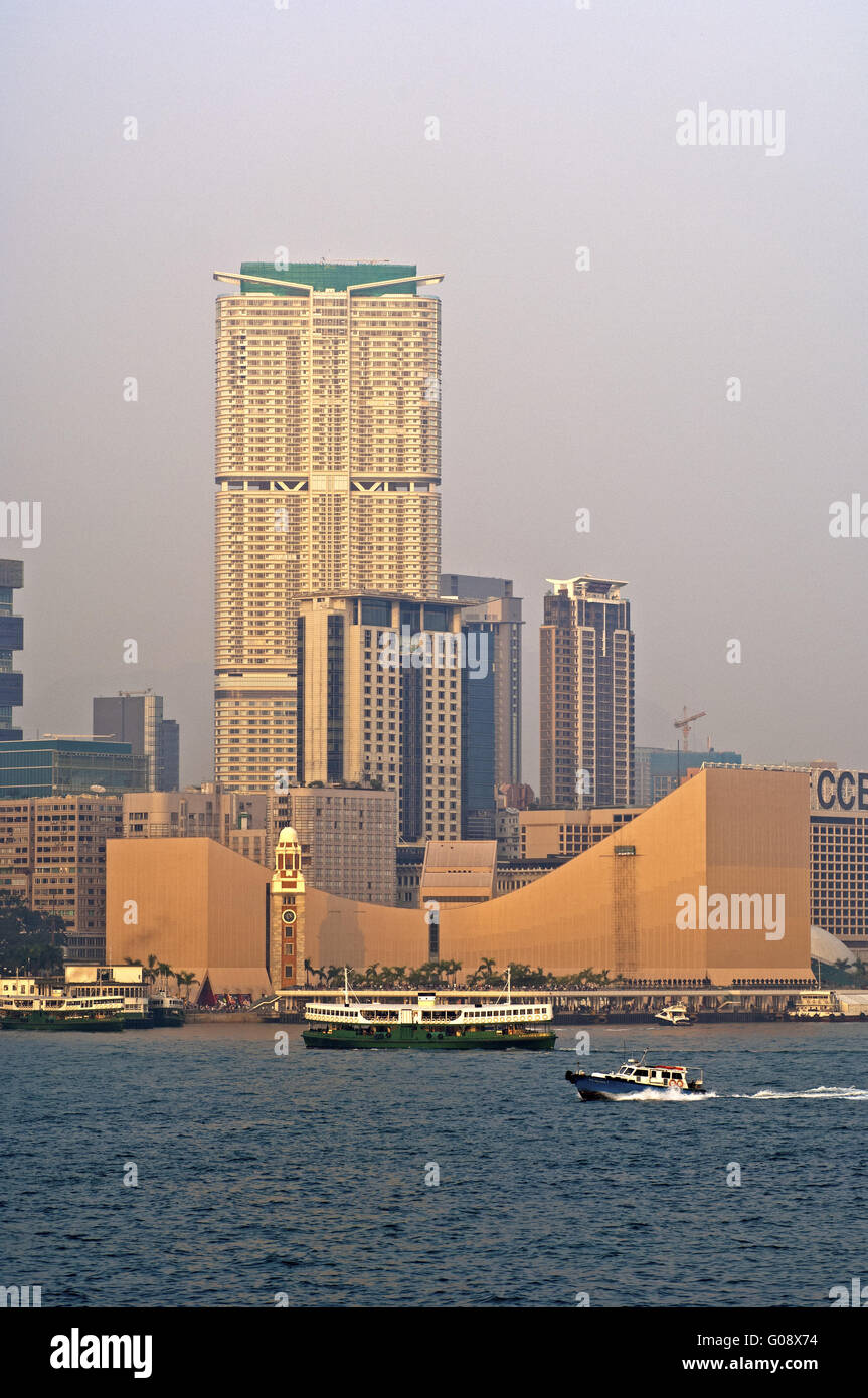 Blick über den Victoria Harbour nach Tsim Sha Tsui Stockfoto