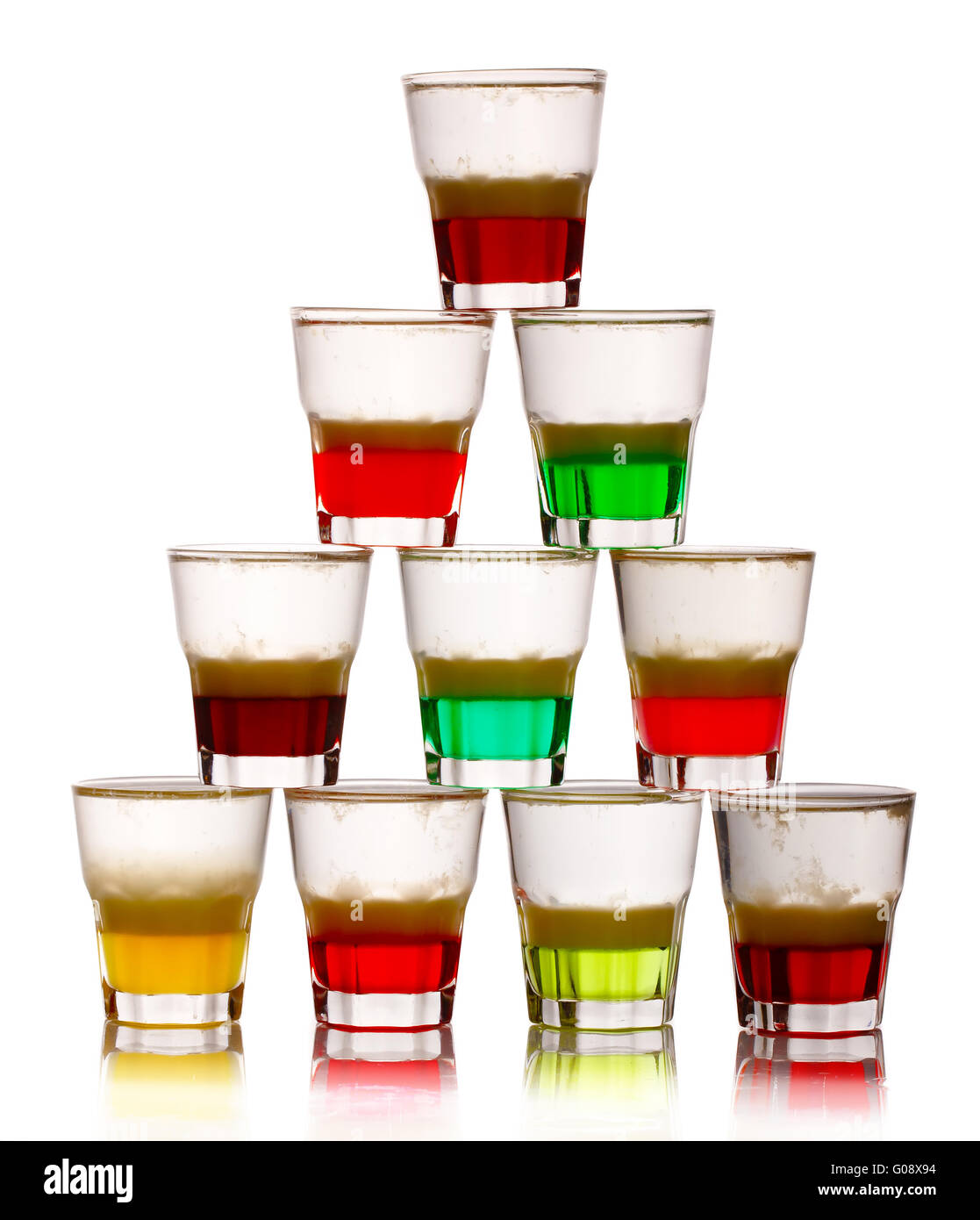 Pyramide von kurzen farbigen Alkohol Cocktails isoliert auf weiss Stockfoto