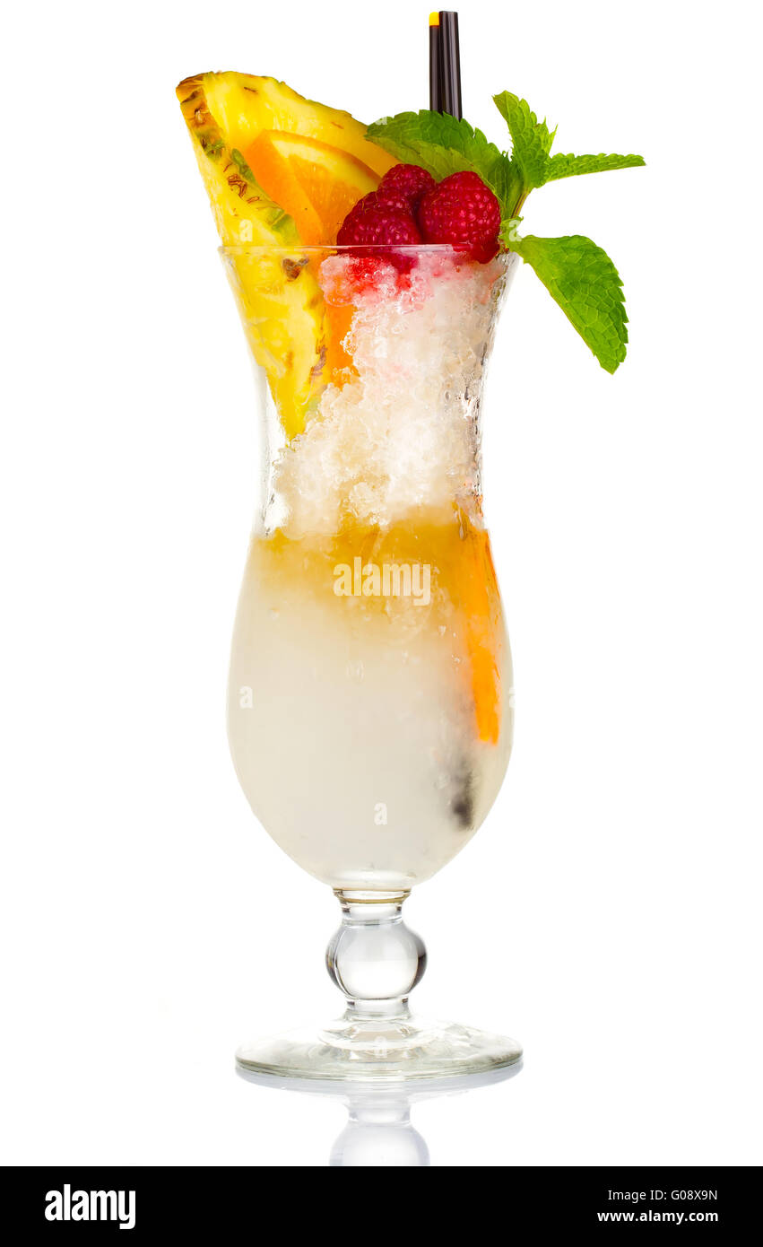 Alkohol cocktail mit FRUCHTSCHEIBEN, Beeren und Minze Stockfoto
