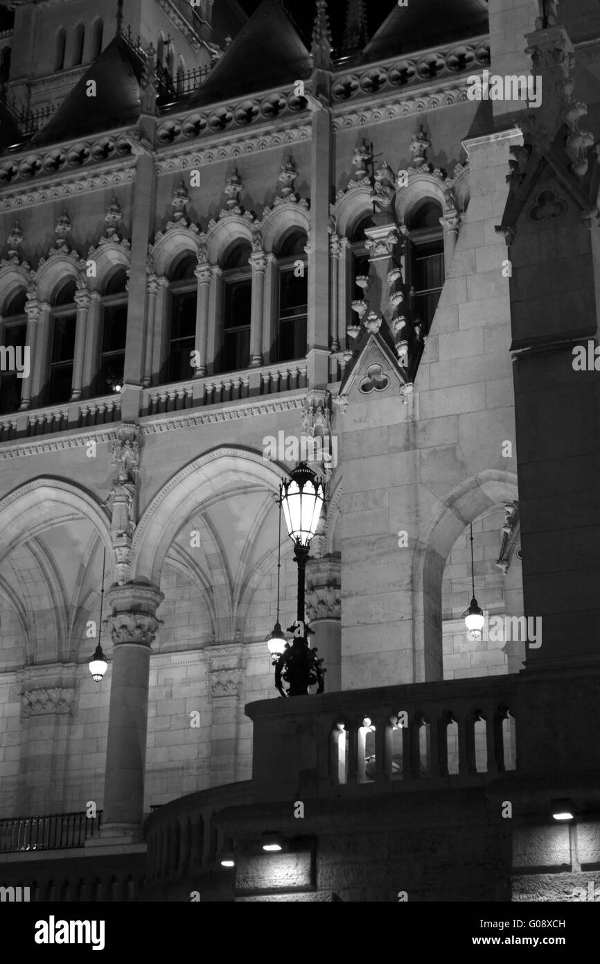 Budapester Parlamentsgebäude in Ungarn in der Dämmerung. Stockfoto