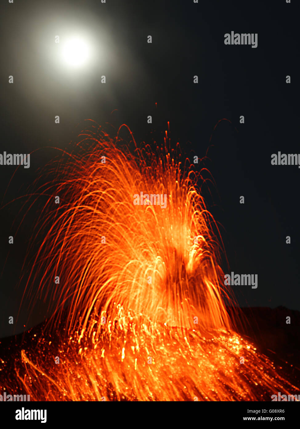 Vollmond Ausbruch ausbrechenden Vulkan Stromboli Stockfoto