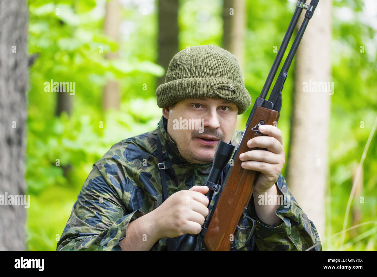 Jäger mit optischen Gewehr im Wald Stockfoto