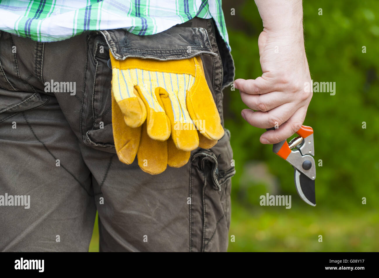 Mann mit Gartenarbeitscheren in der hand Stockfoto