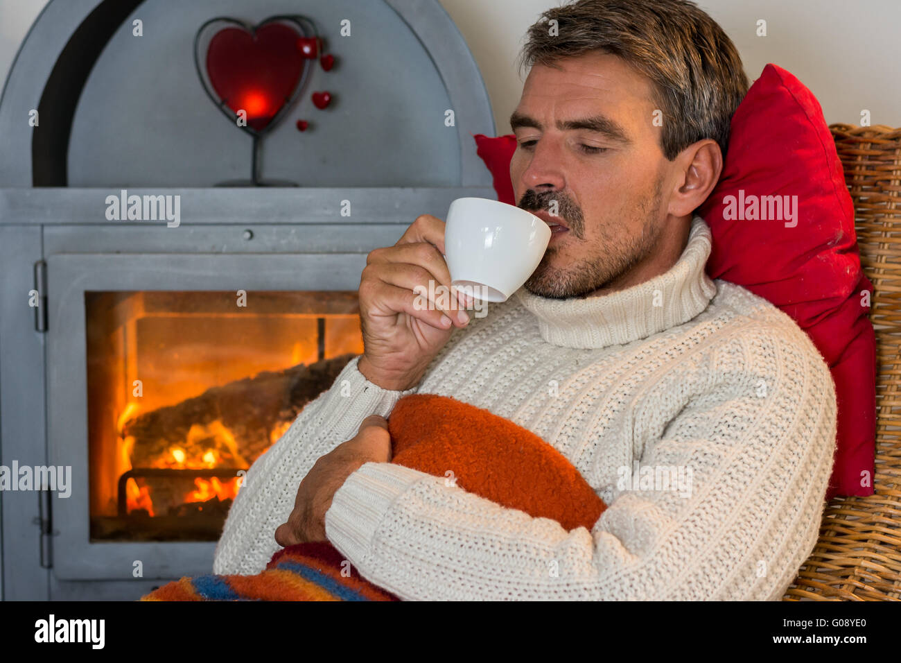 Mann vor einem Kamin Stockfoto