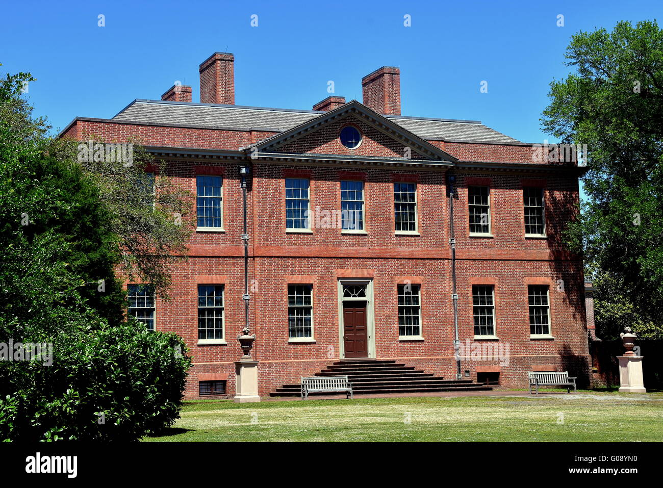 New Bern, North Carolina: The South Front des georgisch-Ära 1770 Tryon Palace vom hinteren Garten aus gesehen Stockfoto