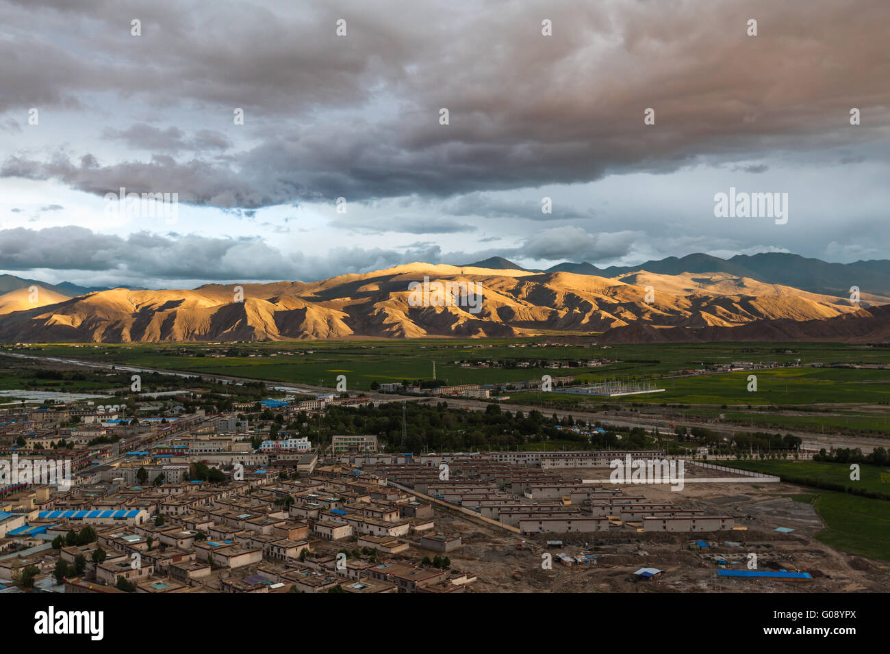 Luftaufnahme von Gyantse County vom Gipfel des Zongshan Fort, Tibet, China Stockfoto