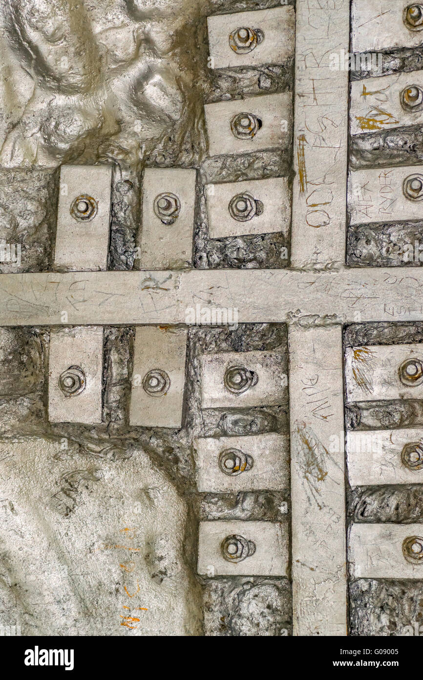 Nahaufnahme von Aluminium Patches geschraubt. Stockfoto