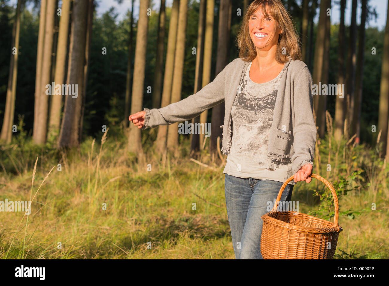 glückliche Frau Pilze sammeln Stockfoto