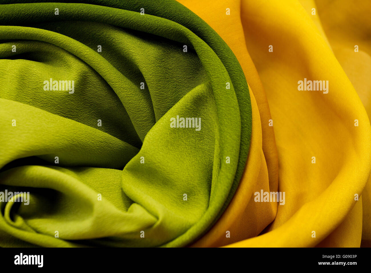 Goldene und grüne satin Textil Hintergrund (Nahaufnahme) Stockfoto