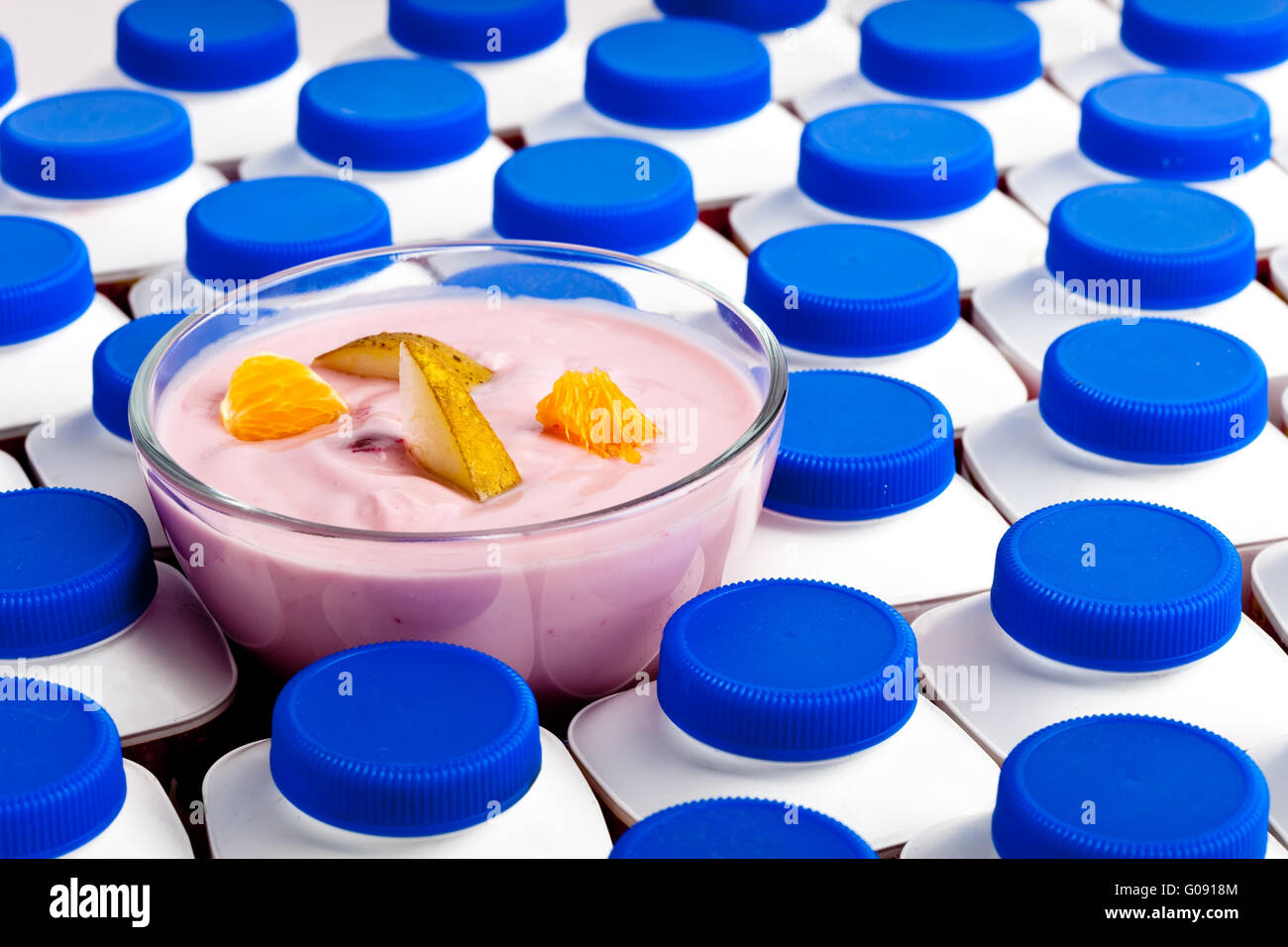 Anzahl von Joghurt Flaschen mit dunkel blauen Abdeckungen ein Stockfoto