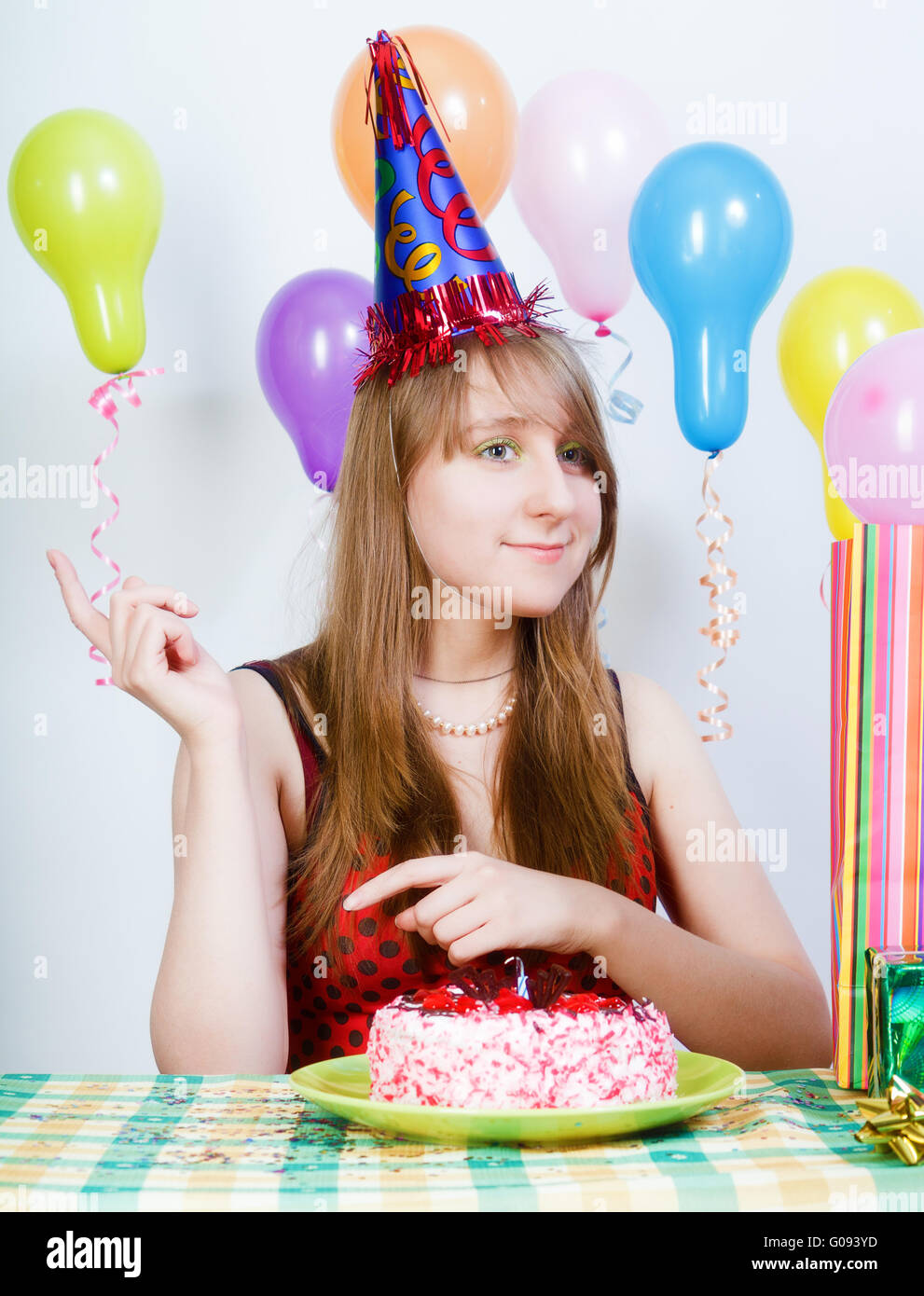 Herzlichen Glückwunsch zum Geburtstag. Attraktive junge Mädchen mit Kuchen Stockfoto