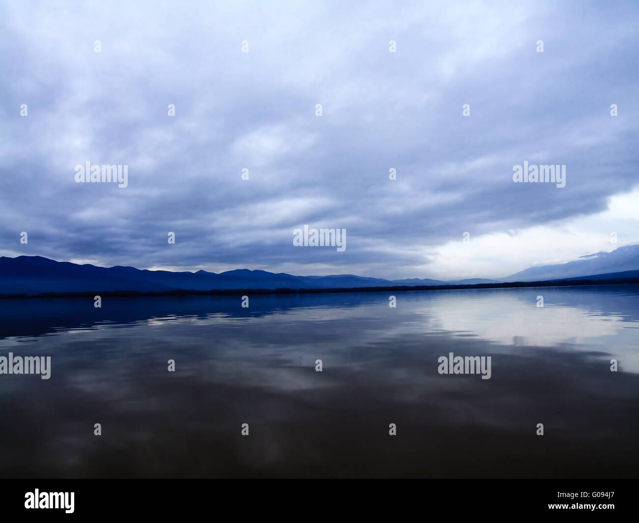 Stürmischen Wolken am See Kerkini Stockfoto