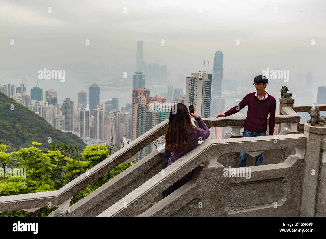 Touristen genießen Victoria Peak Lookout in Hong Kong Stockfoto