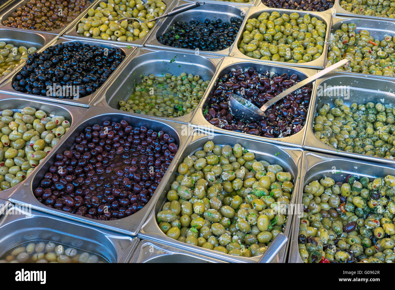 Verschiedene Arten von Oliven zum Verkauf auf dem Markt Stockfoto