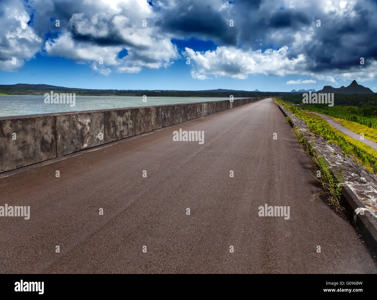 Die Straße auf einem Damm in ein Reservoir an frisch Stockfoto