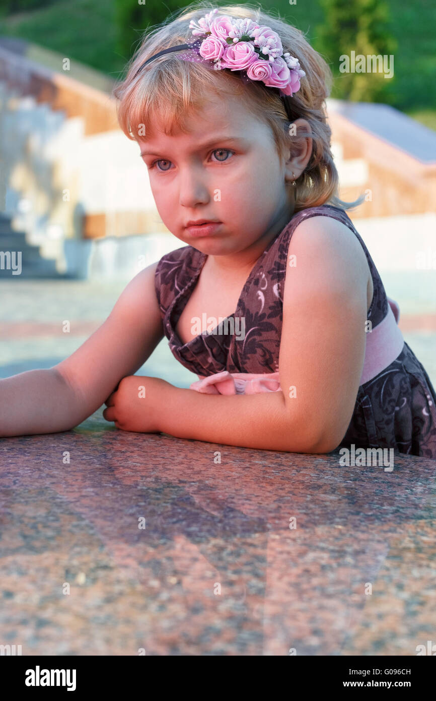 Porträt des Mädchens auf dem Granit-Damm. Stockfoto