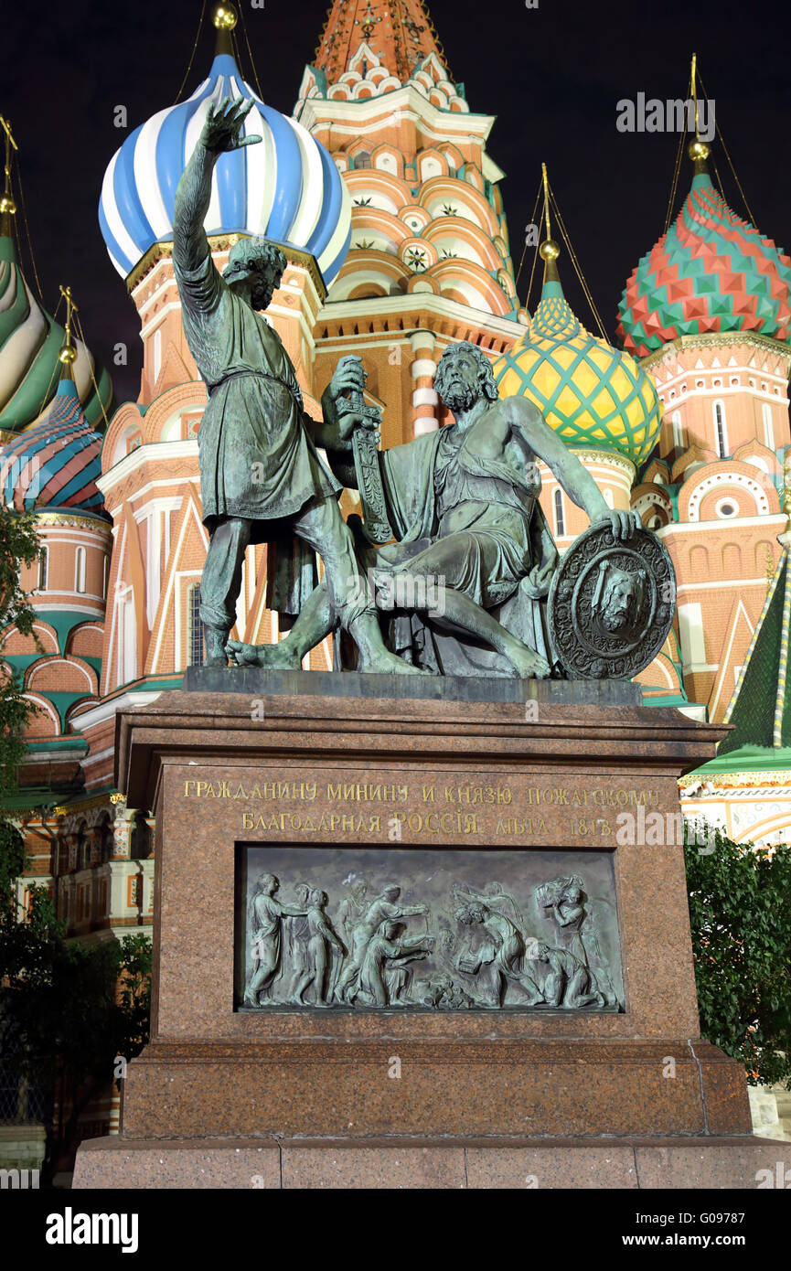 Denkmal für Minin und Poscharski in der Nacht in Moskau Stockfoto