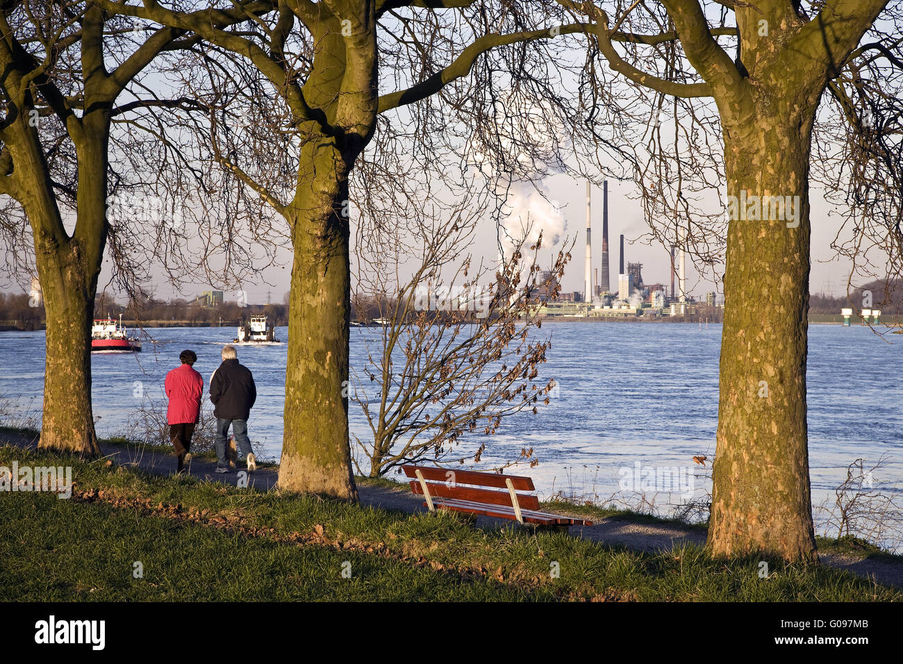 Zwei Wanderer entlang des Rheins, Duisburg, Deutschland. Stockfoto