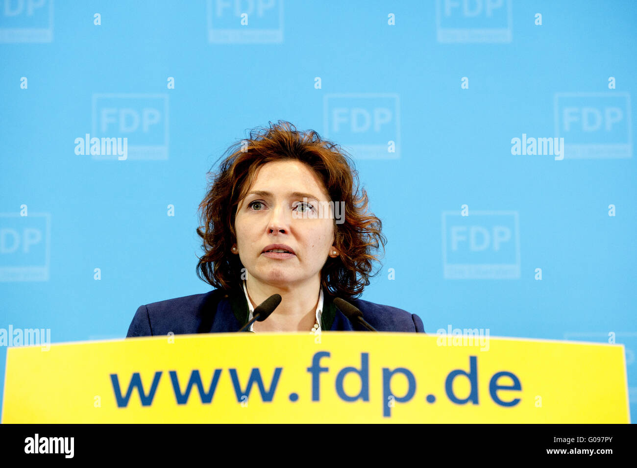 FDP-Generalsekretär Nicola Beer geben einige Erklärungen gegenüber der Presse. Stockfoto