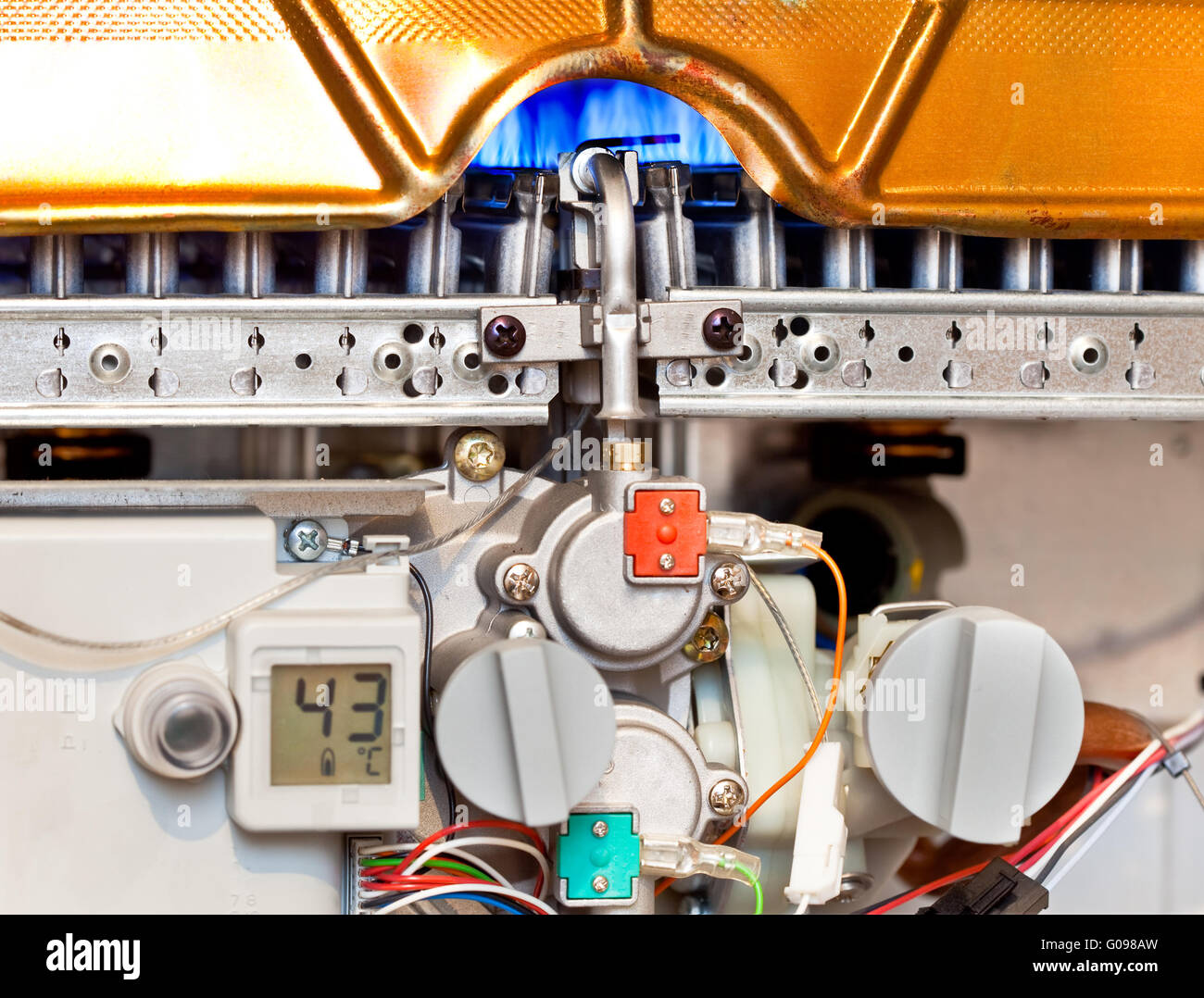 Gas-Wasser-Heizung mit dem Gehäuse für Surve entfernt Stockfoto