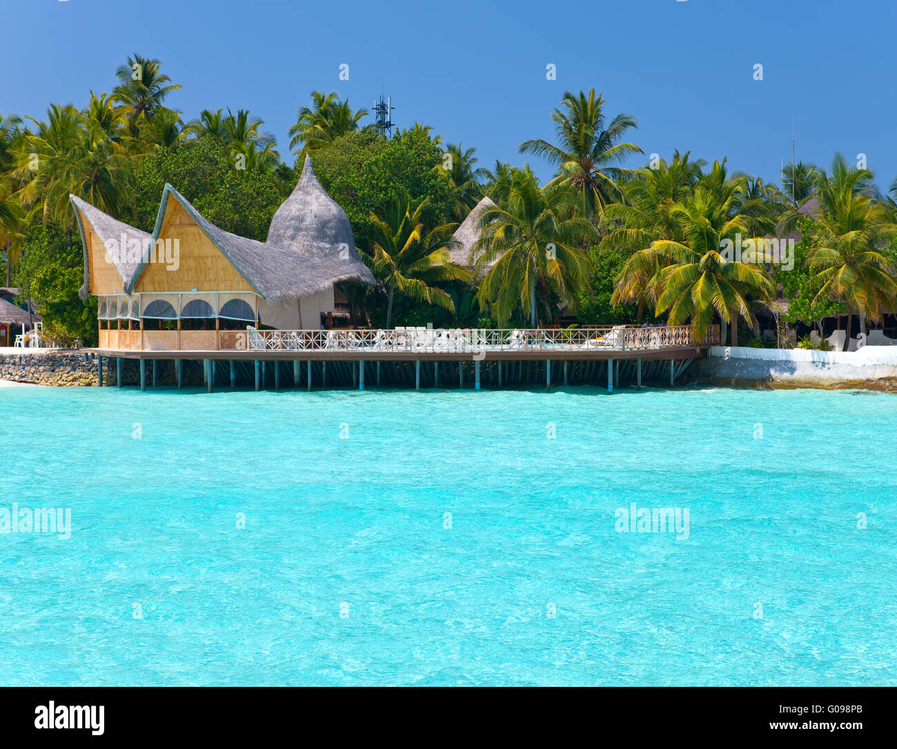 Malediven. Ein Sandstrand, Häuser und eine Küste des Ozeans Stockfoto