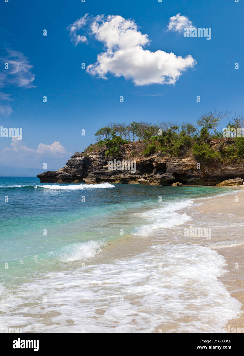 Sandstrand auf Felsen am Meer. Indonesien, Bali Stockfoto