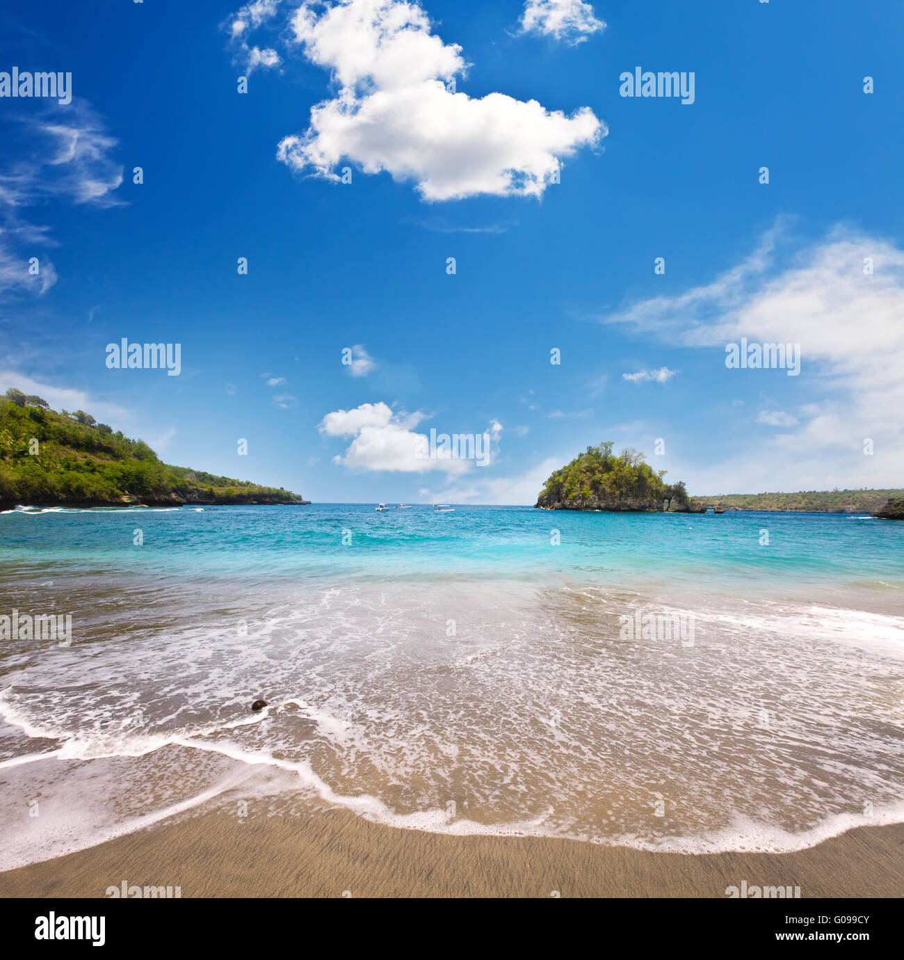 Sandstrand, Meer und grünen Hügeln. Indonesien. Stockfoto