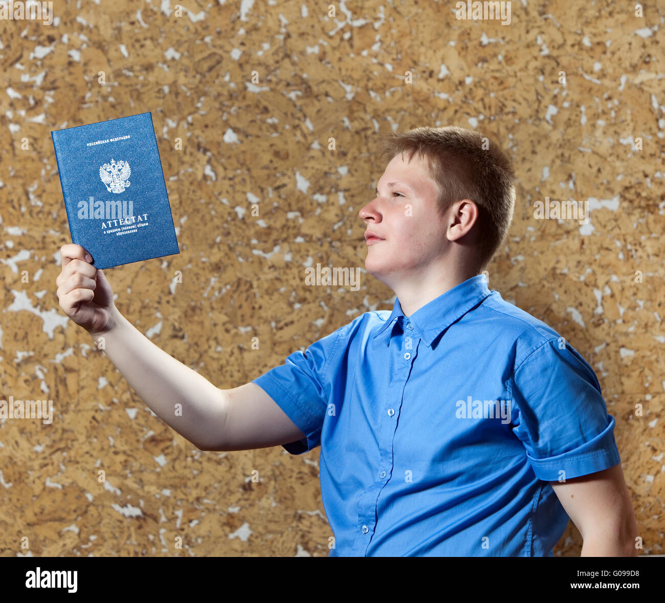 Schüler mit dem Zertifikat über die Fertigstellung der Stockfoto