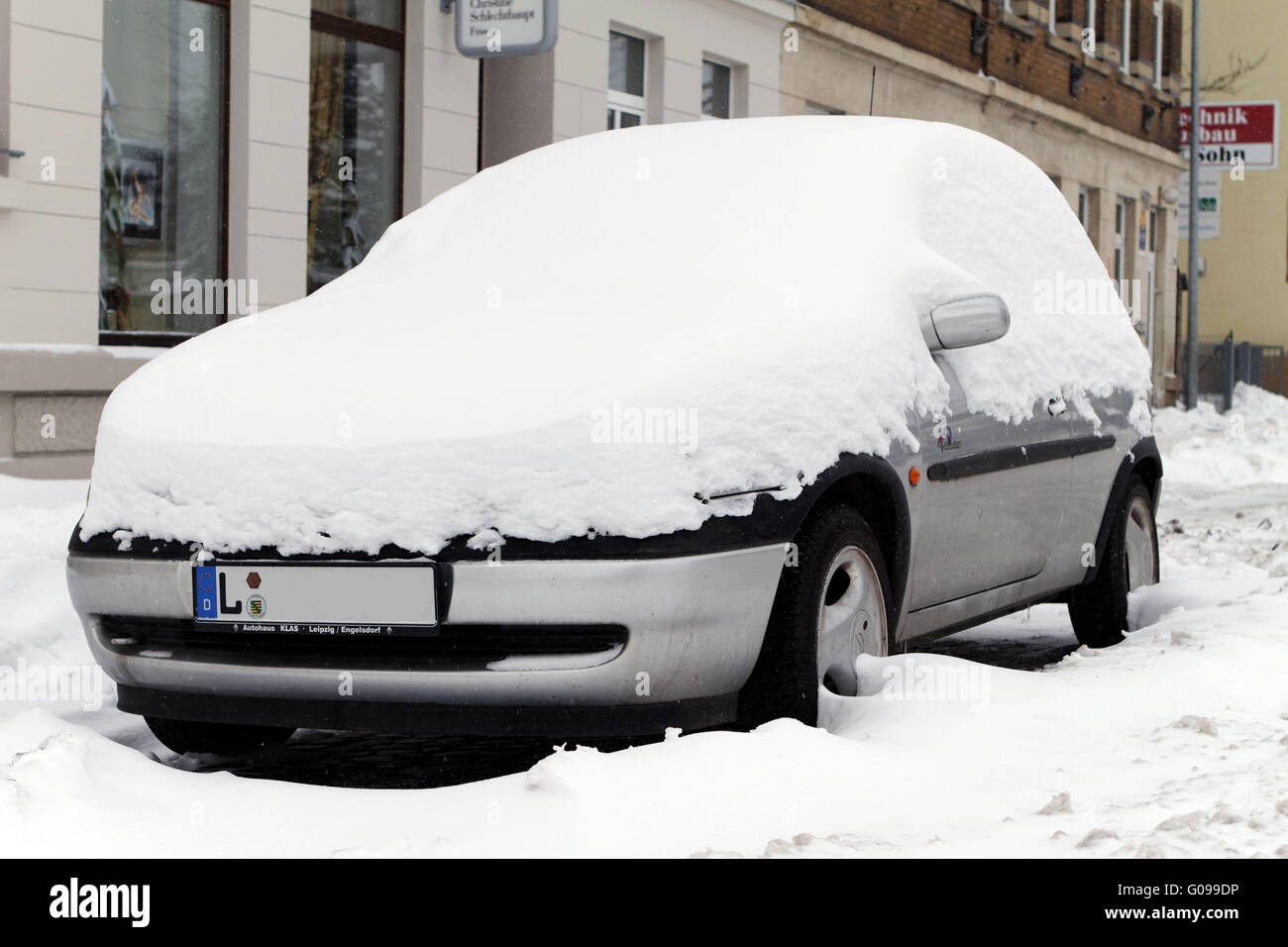 Schnee auf ein Auto. Stockfoto