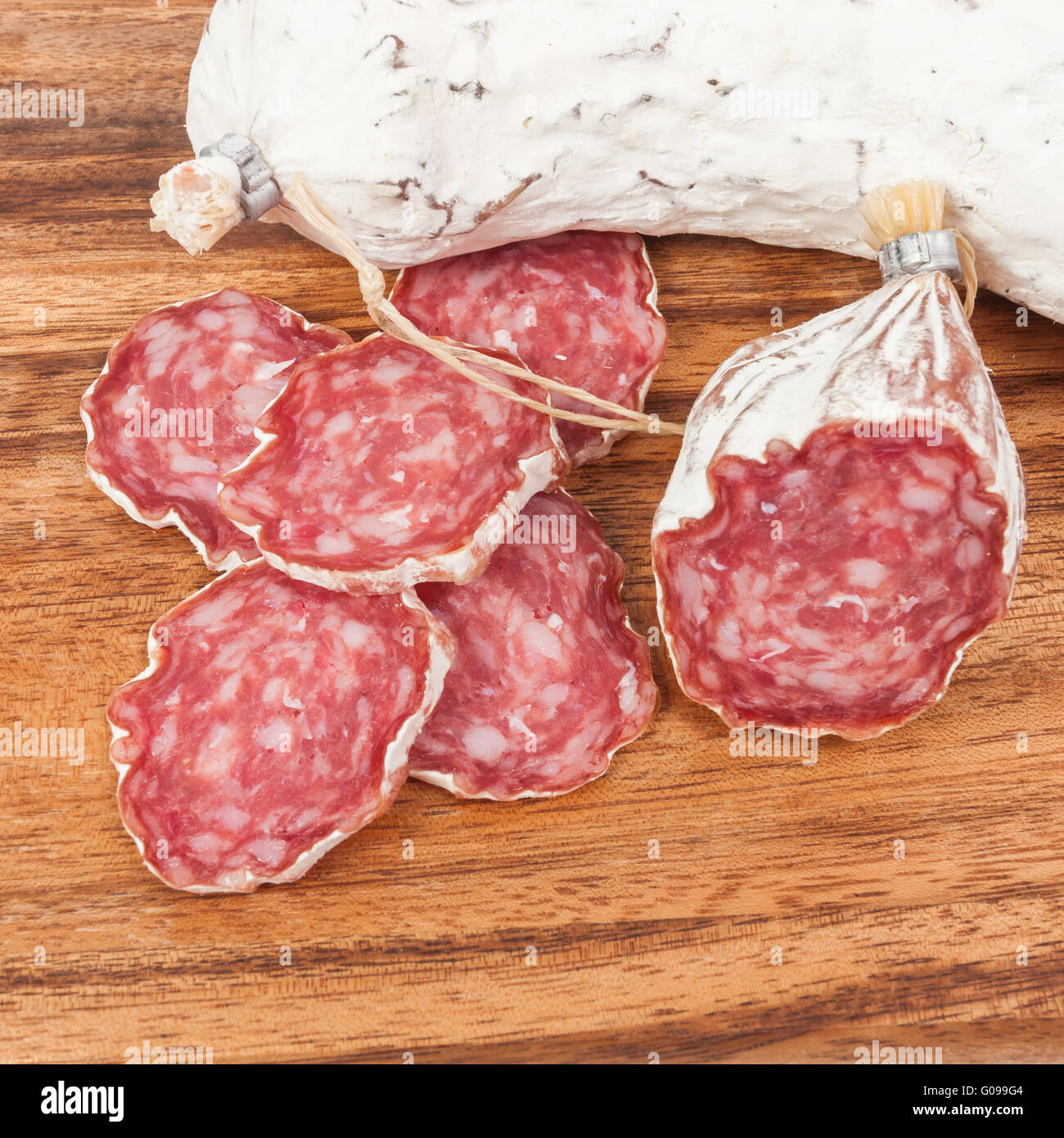 Salami Wurst auf hölzernen Hintergrund Stockfoto