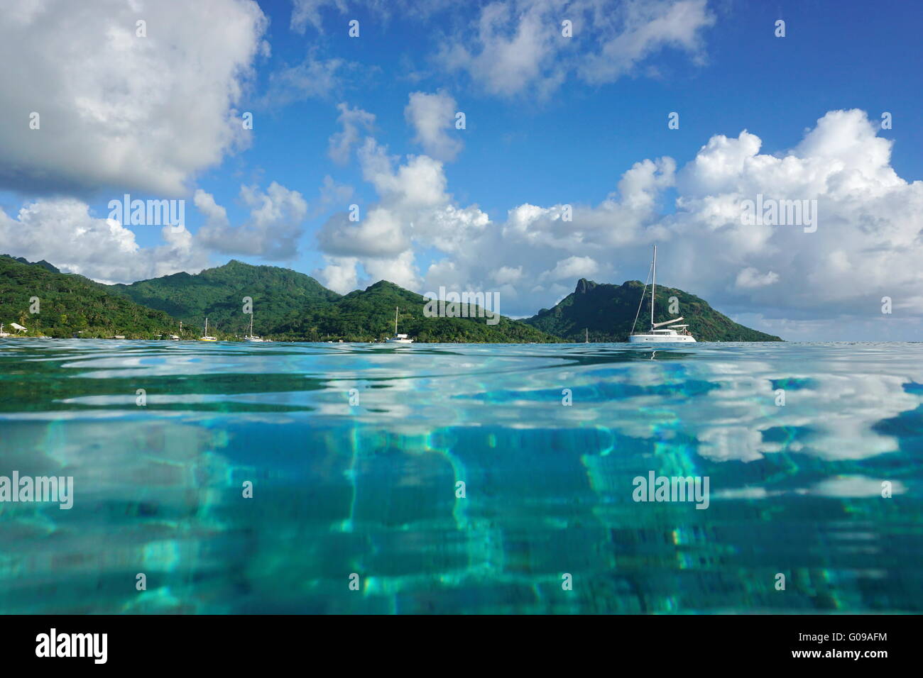 Küstenlandschaft der Insel Huahine nahe dem Dorf Tarif, gesehen von der Wasseroberfläche, Pazifik, Französisch-Polynesien Stockfoto
