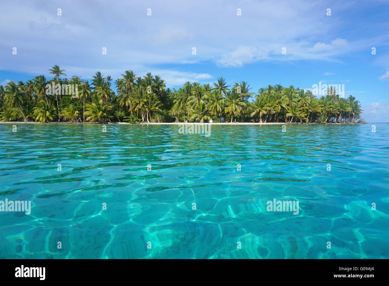 Türkisfarbenes Wasser mit tropischen Insel Huahine Insel, Pazifik, Französisch-Polynesien Stockfoto