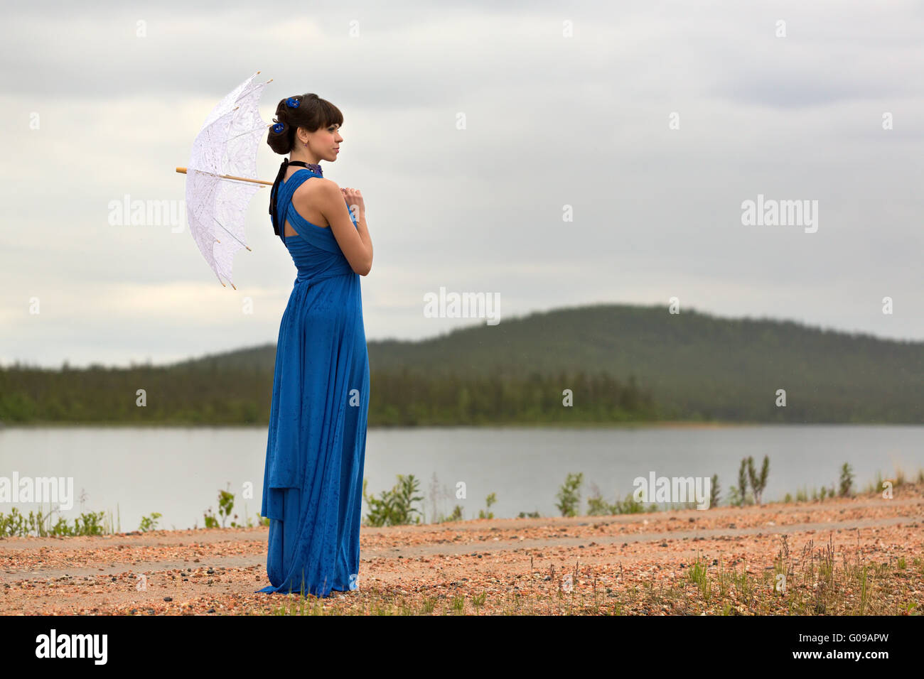 Schönen dunklen Haaren Modell ein Spaziergang durch den Wald. Stockfoto