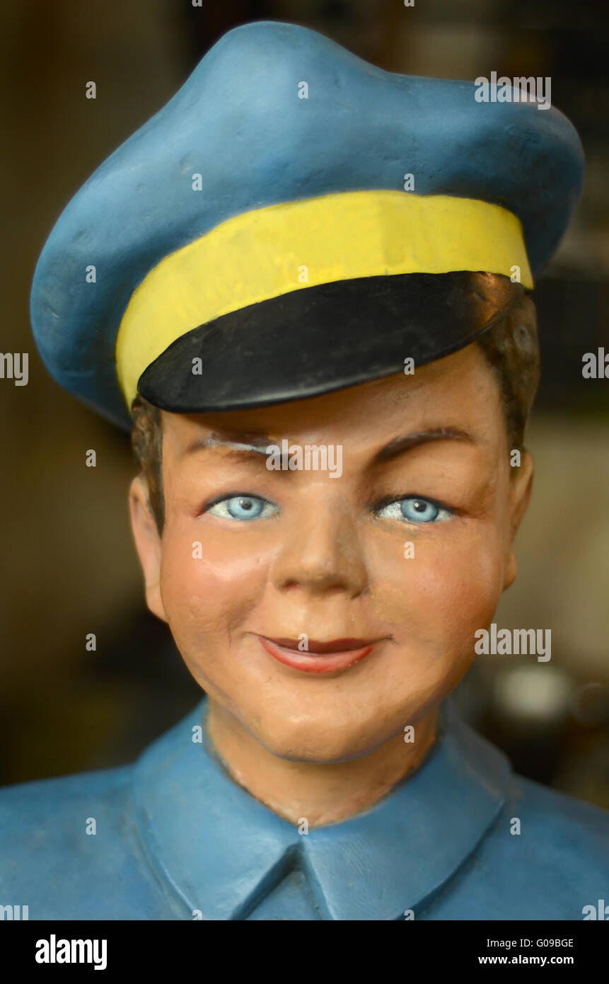 Vintage Schaufensterpuppe ein Junge oder ein Mann In einer blauen Uniform Stockfoto