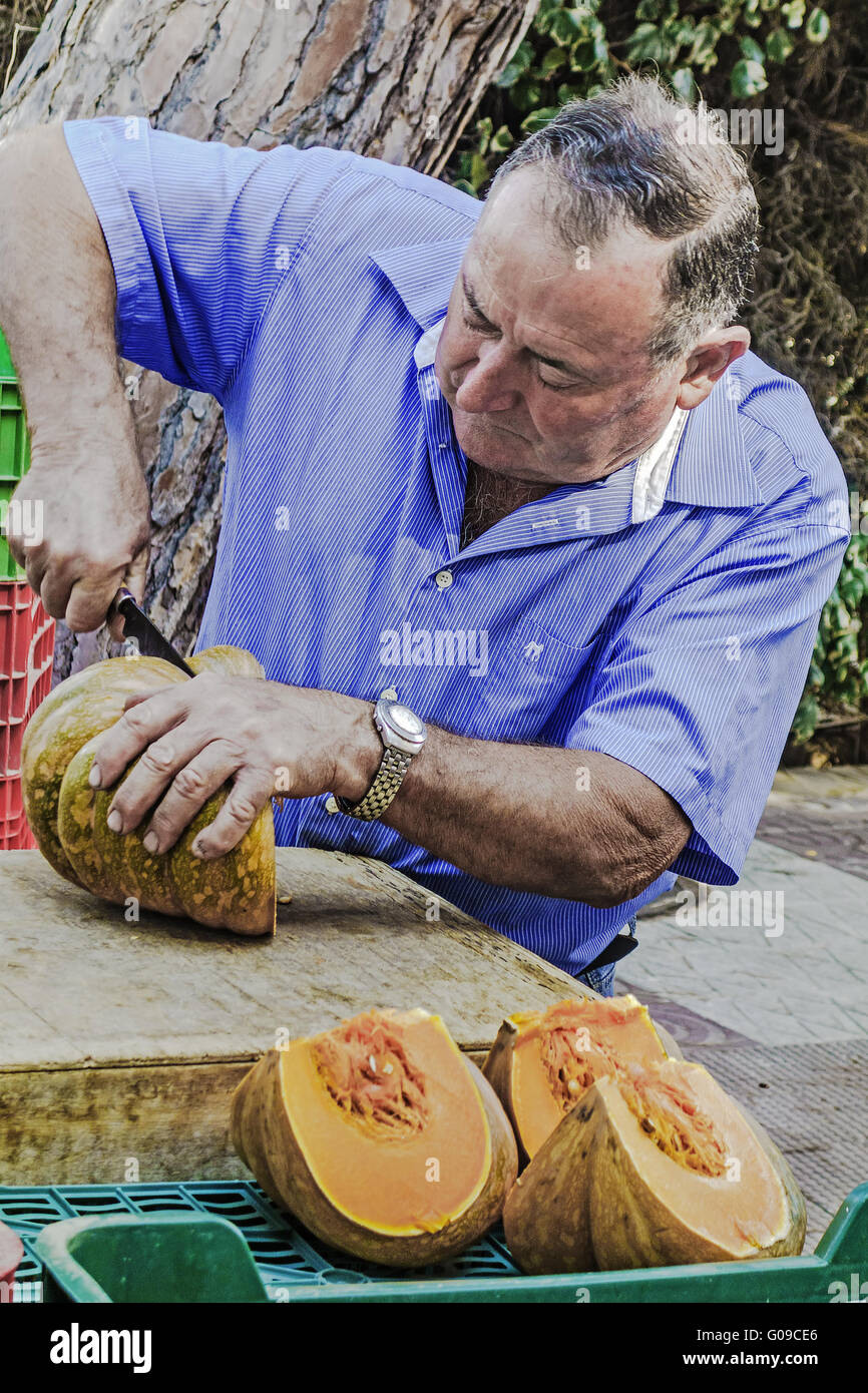 Straßenverkäufer schneiden Melone Tossa De Mar Spanien Stockfoto