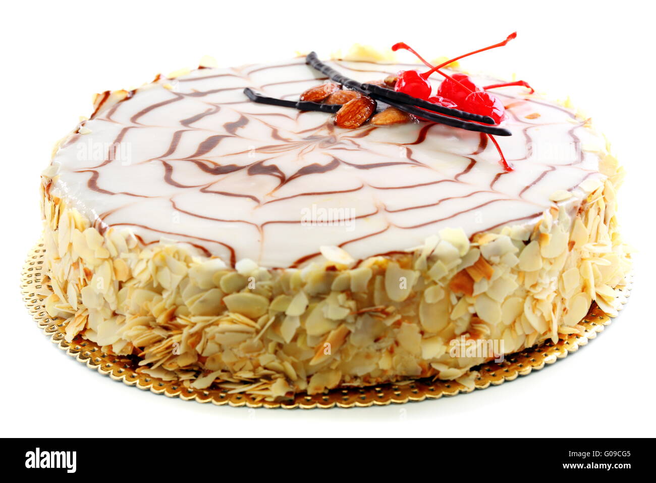 Esterhazy-Torte mit Kirschen und Mandeln dekoriert. Stockfoto