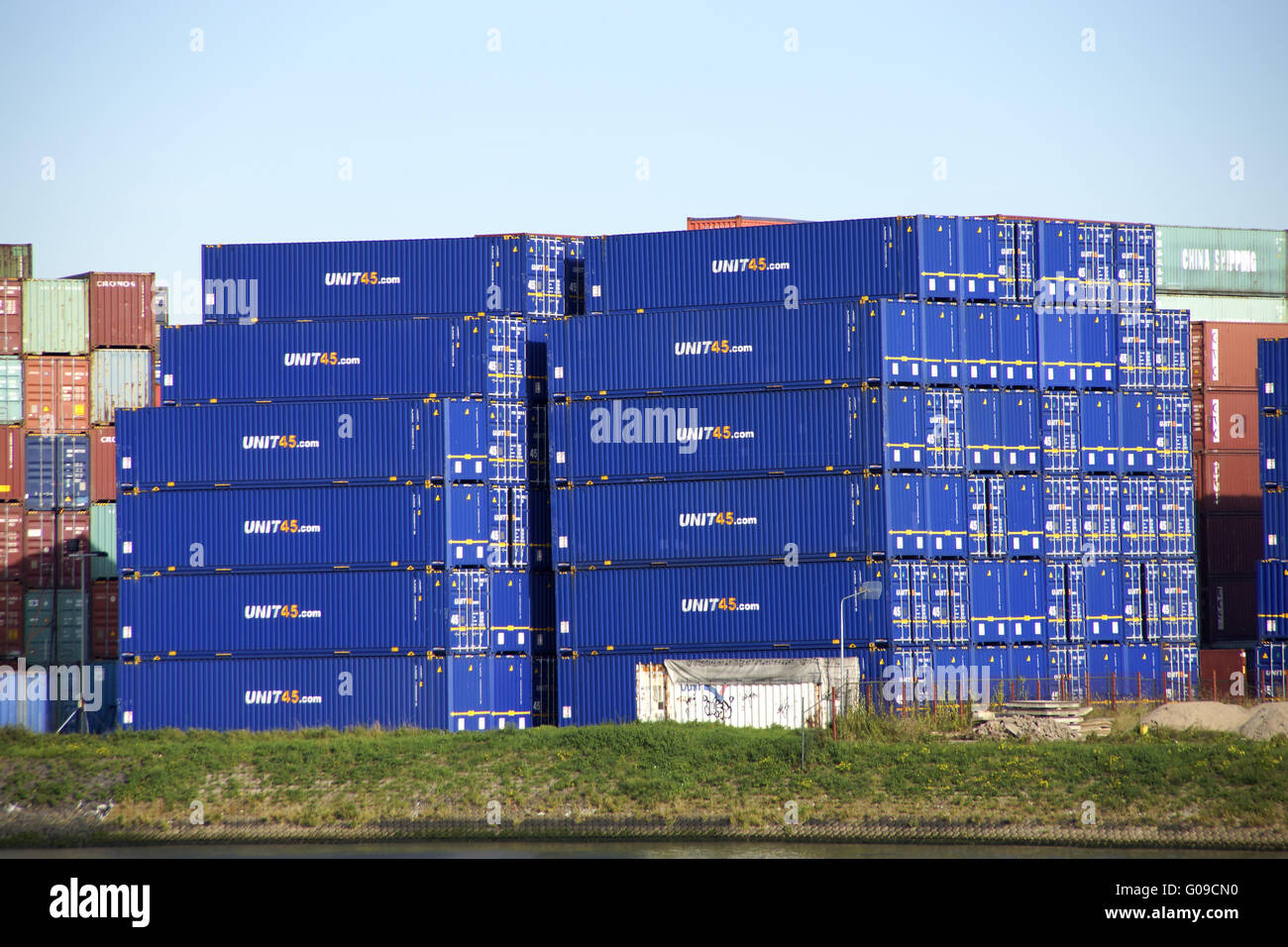 Stapel von Container im Hafen von Rotterdam Stockfoto