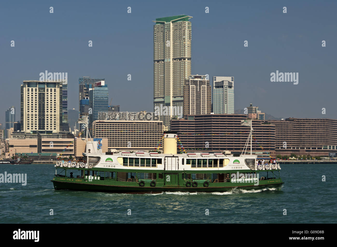 Victoria Harbour und die Wolkenkratzer von Kowloon Stockfoto
