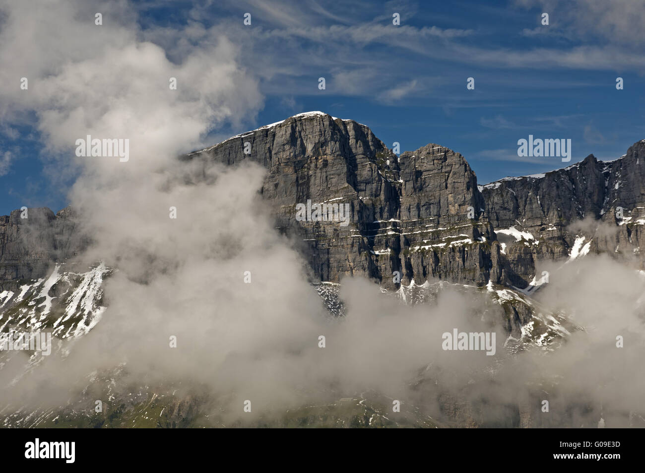 Wolken um Mt Laeckistock in den Glarner Alpen Stockfoto