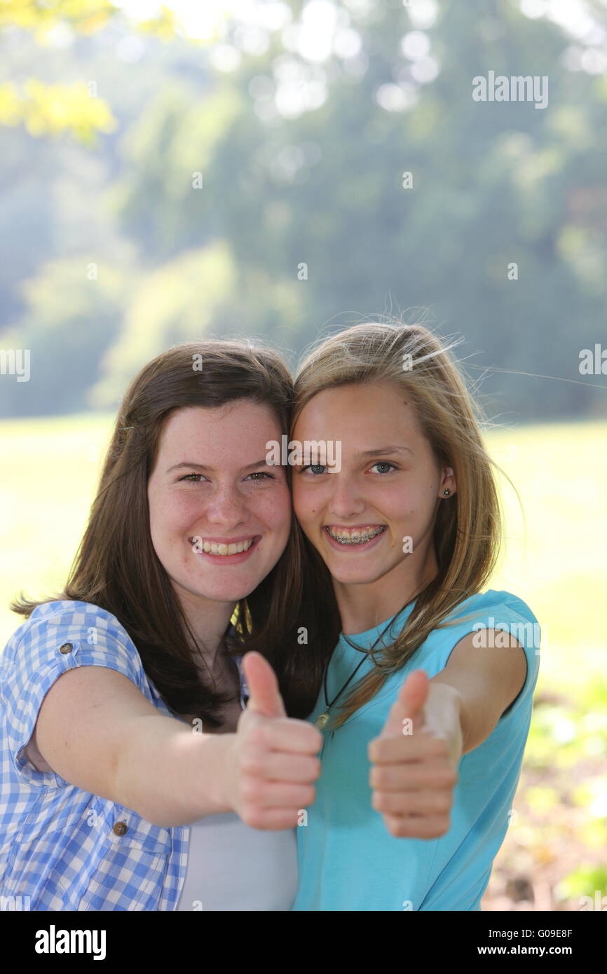 Begeisterte schöne Mädchen geben einen Daumen nach oben Stockfoto