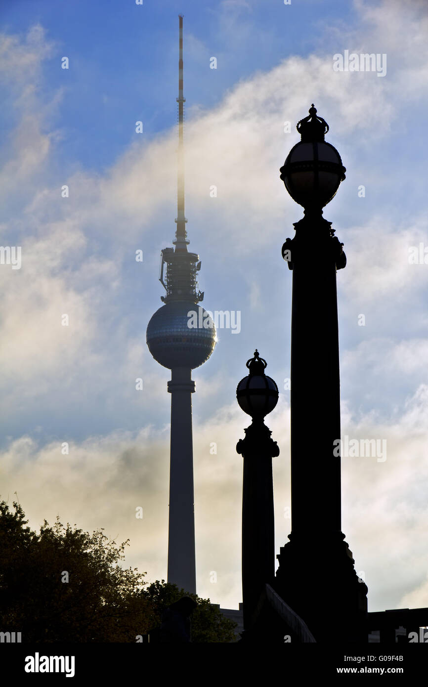 Berliner Fernsehturm mit zwei ähnliche Säulen einer Brücke Stockfoto