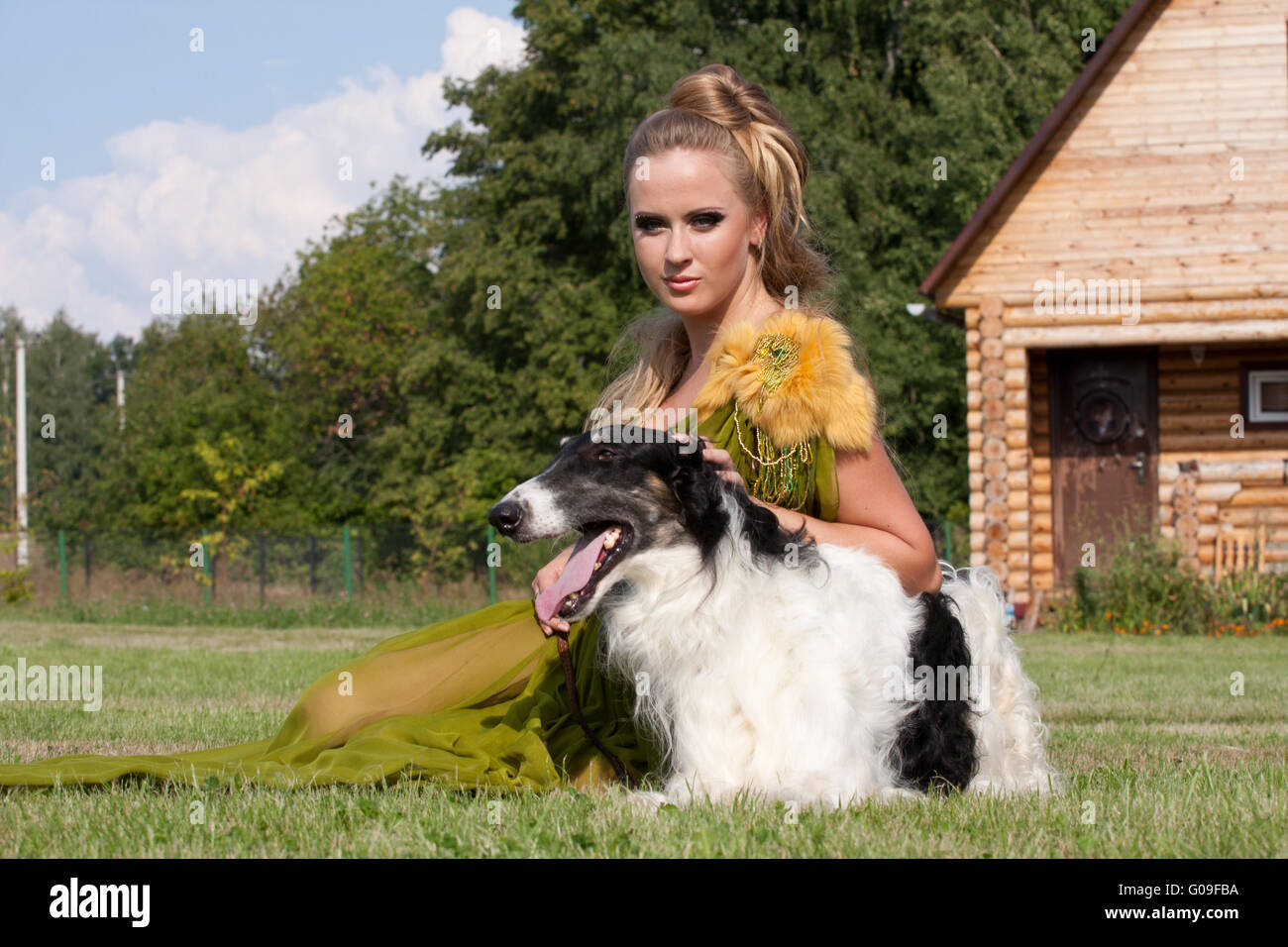 Die Frau in einem schönen alten Stil Kleid mit Barsoi Hunde Stockfoto