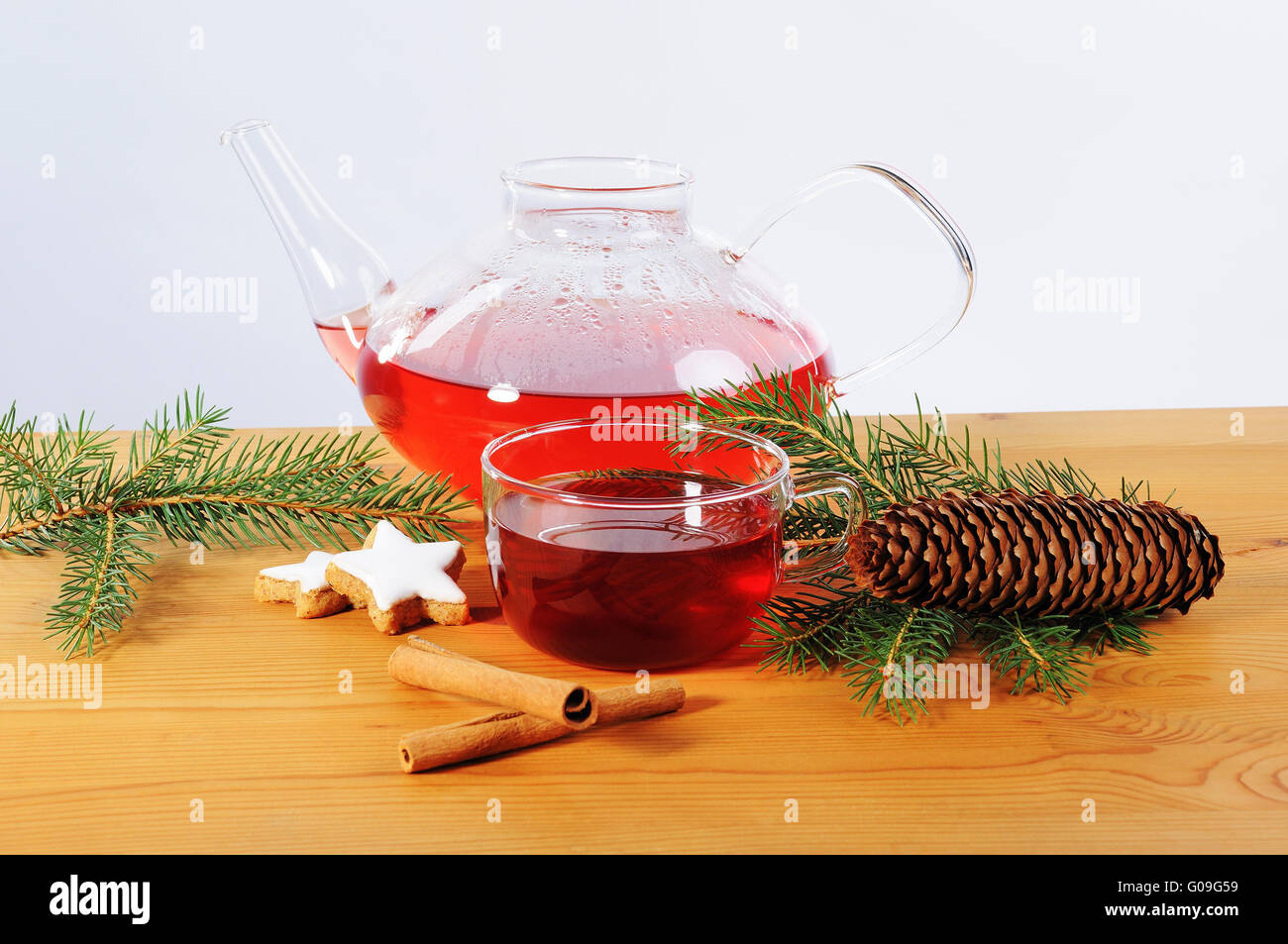 Tasse Tee, Teaspot und Advent-Saison-Dekoration auf t Stockfoto