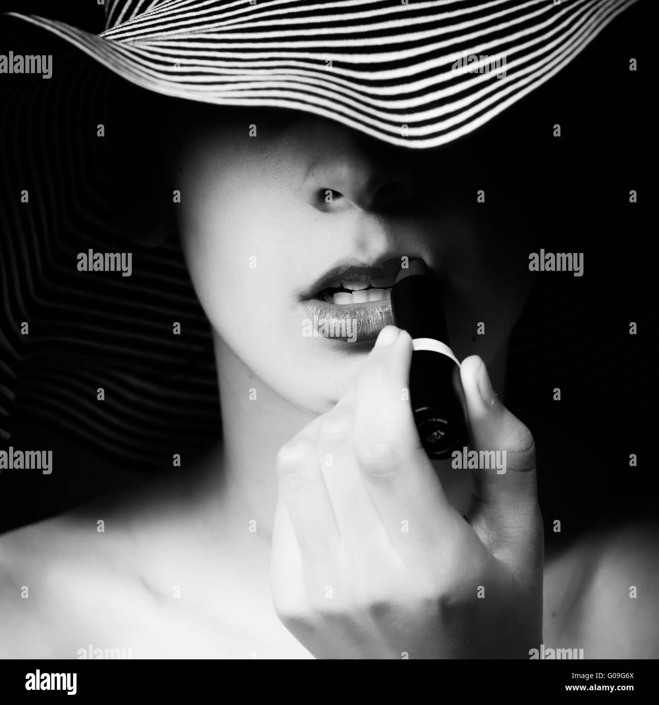 Schwarz / weiß Lippenstift Mädchen mit Sommerhut Stockfoto