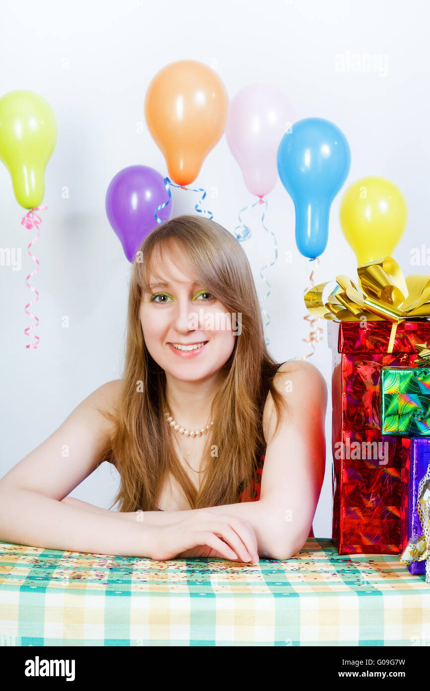 Herzlichen Glückwunsch zum Geburtstag. Attraktive junge Mädchen mit