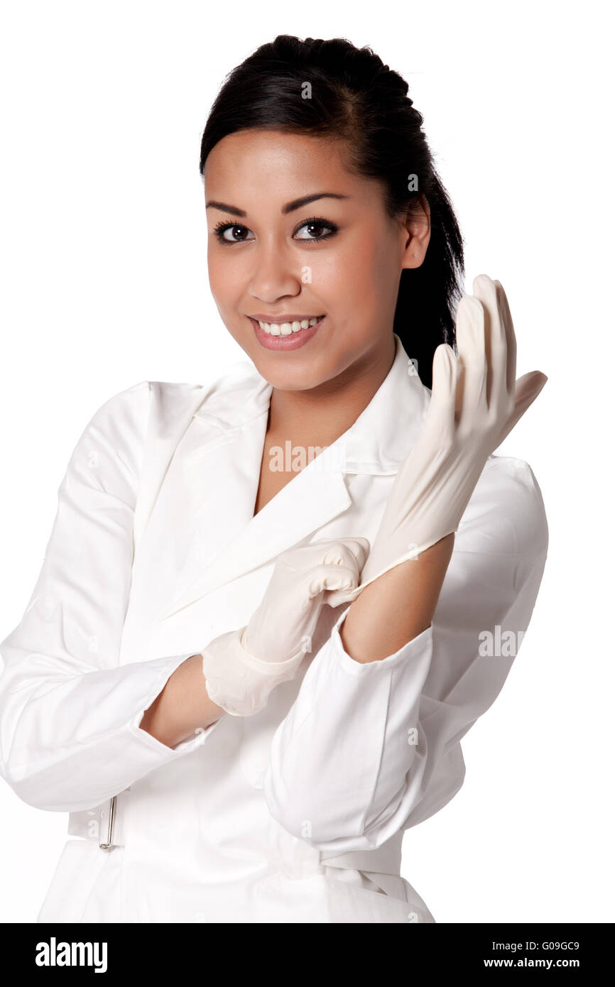 Porträt einer schönen indonesische Krankenschwester Handschuhe anziehen Stockfoto