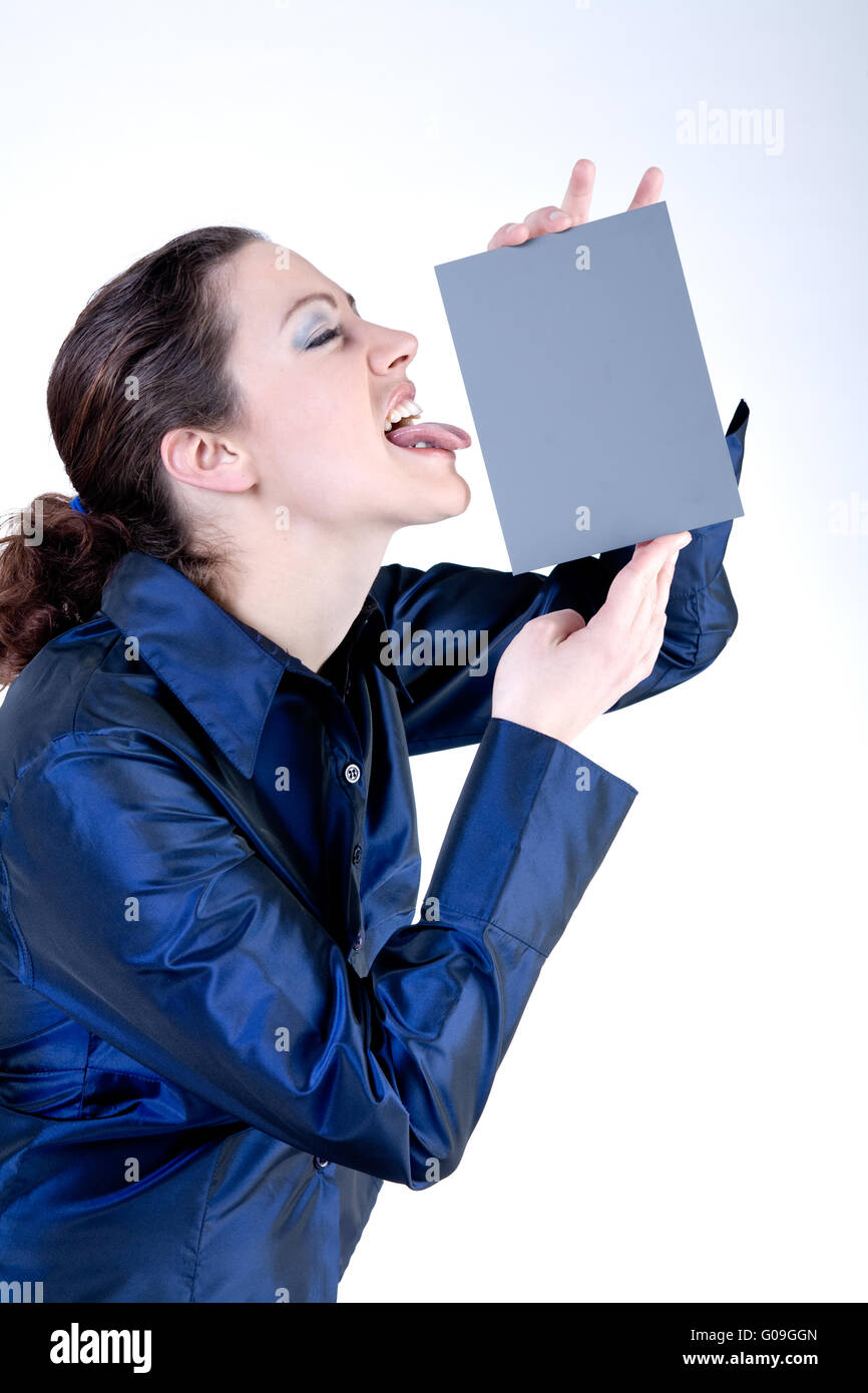 Frau mit langen lockigen Haaren lecken eine graue Karte Stockfoto