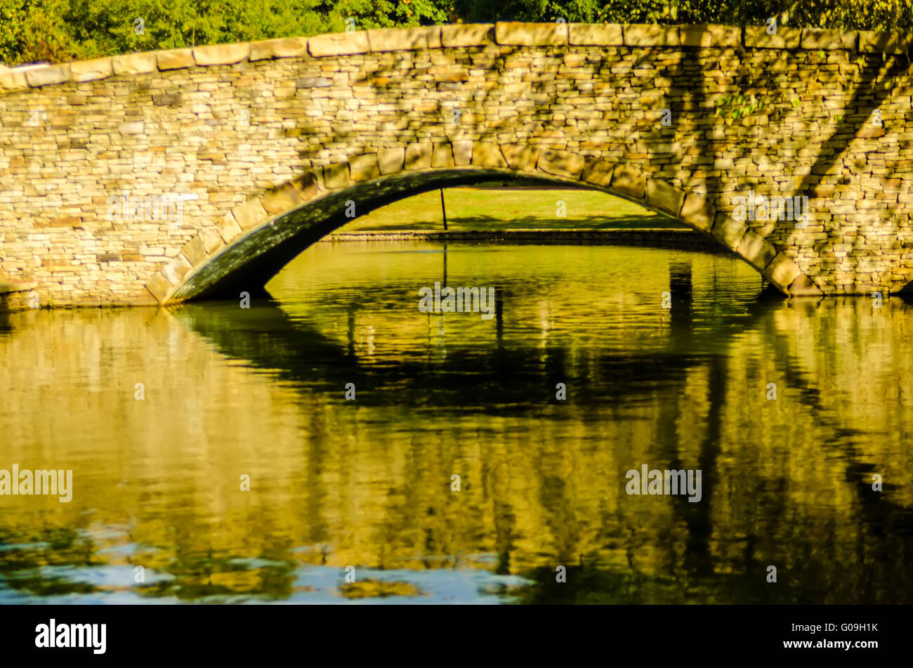 Steinplatte zu Fuß Brücke bei Freedom Park in Charlotte, North Carolina Stockfoto