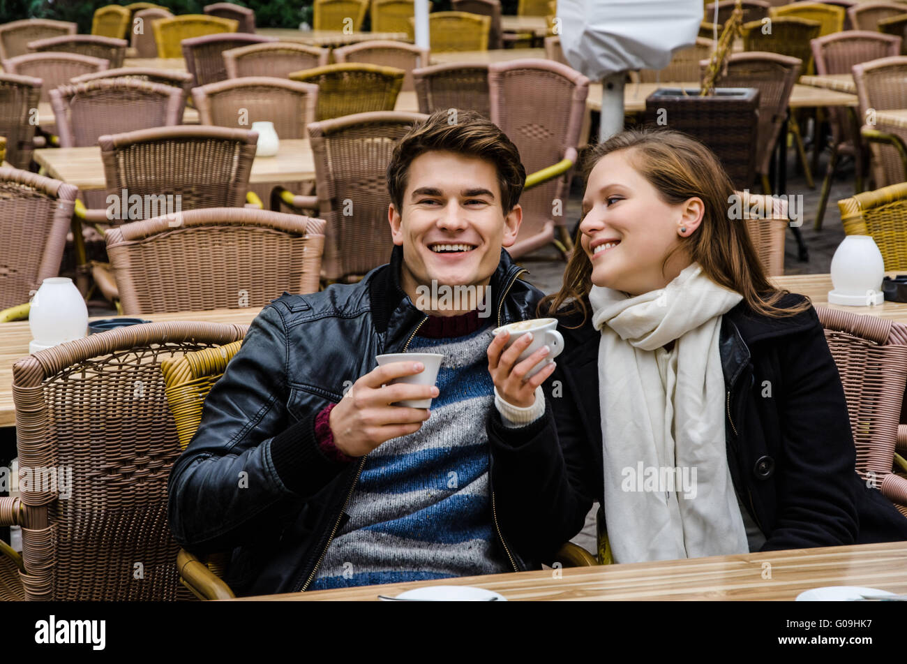 Brautpaar mit Kaffeetassen im Restaurant Stockfoto