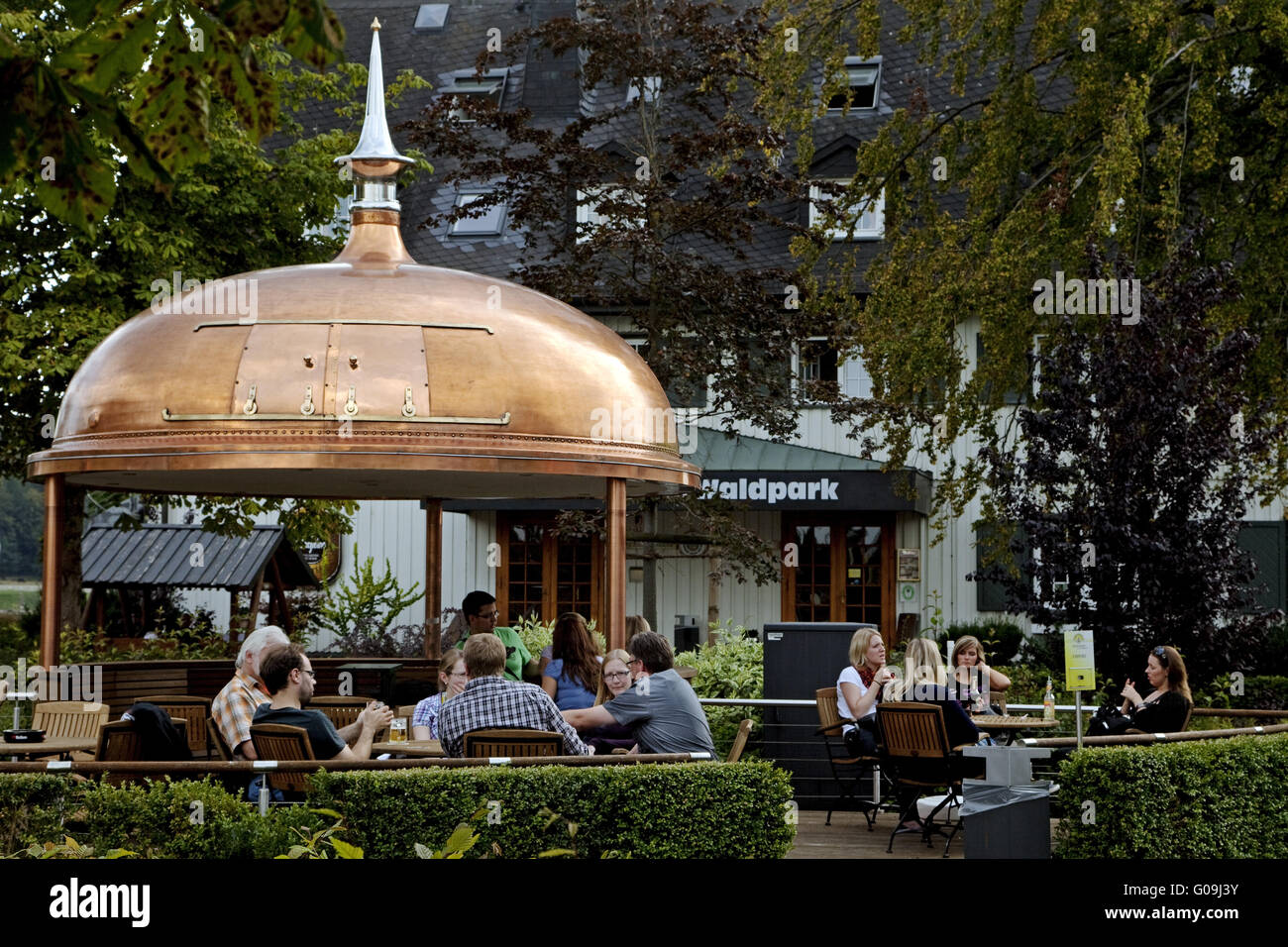 Im Biergarten der Warsteiner Brauerei. Stockfoto